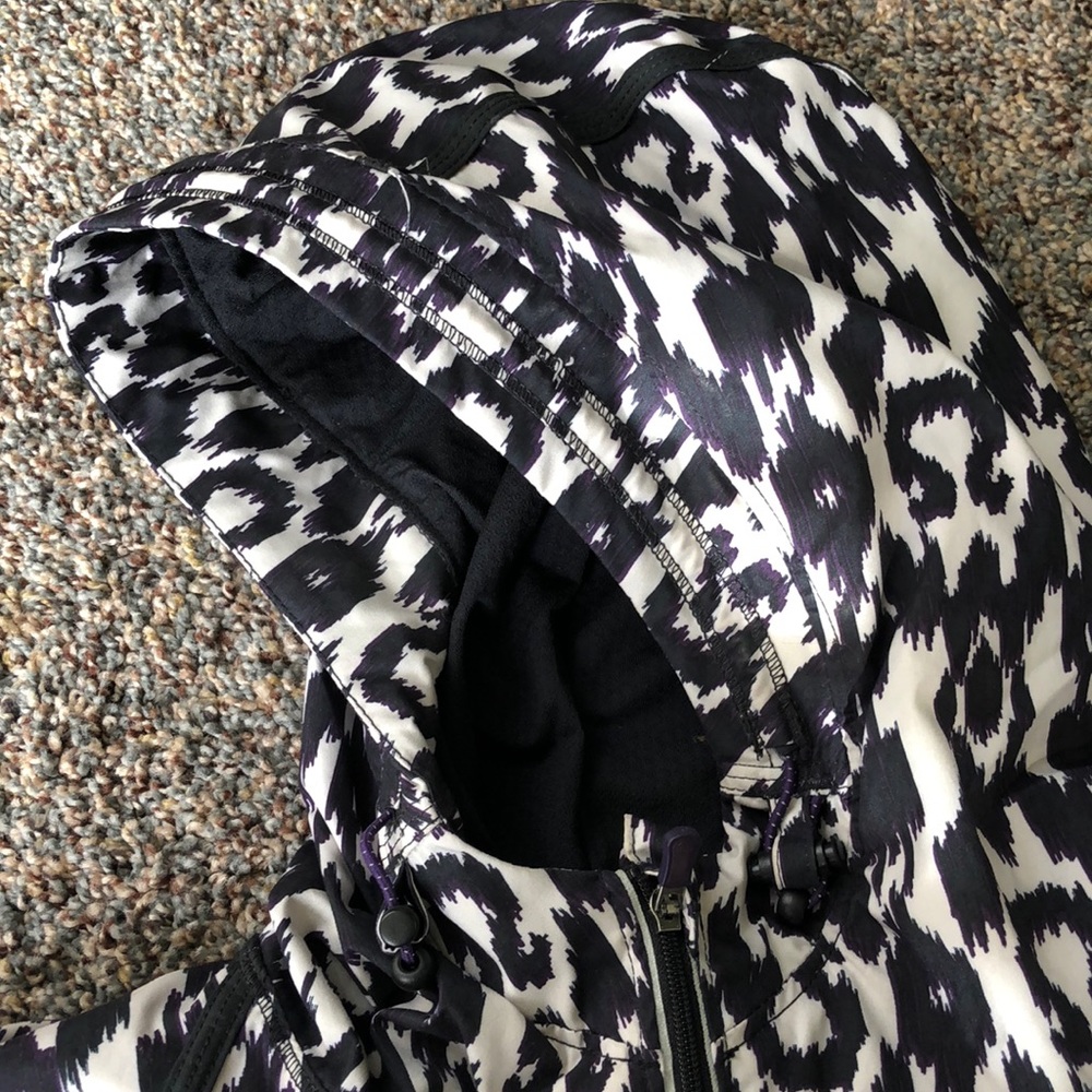 Lululemon - Picture 2 of 8